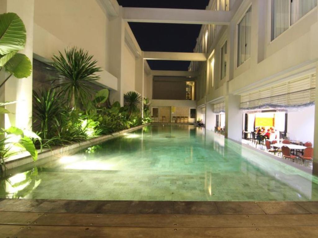 Megaland Hotel Solo Exterior foto